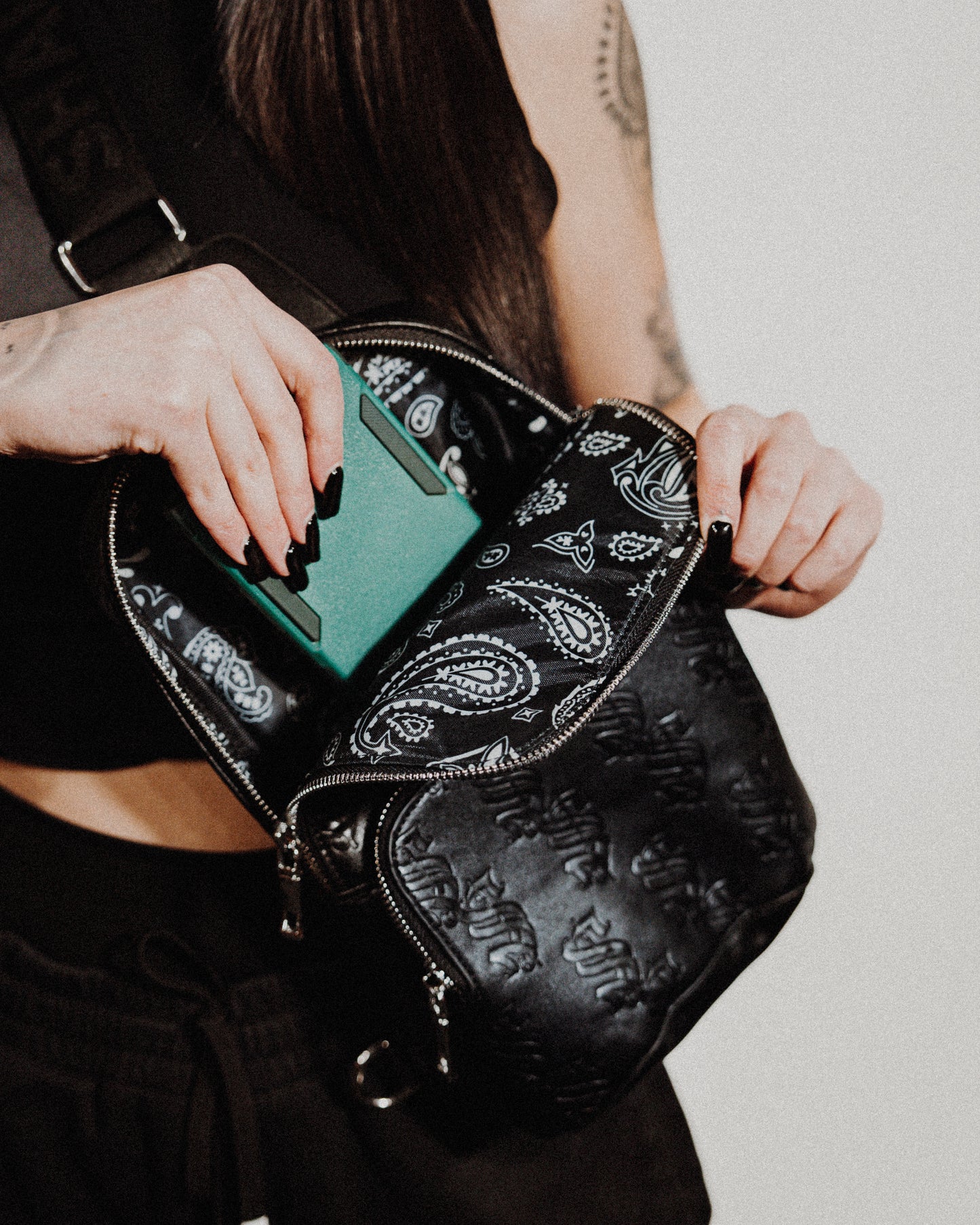 Shadow Stitch "Blackout Sling"